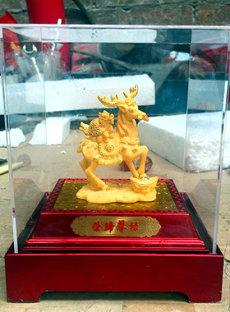 梦到丈夫跟别人搂在一起(做梦梦到男生搂自己(梦到丈夫和别的女人搂搂抱抱是什么意思)